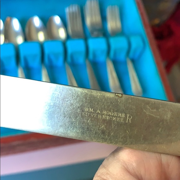 Wm. A. Rogers 1930-1940’s Flatware for 8 in box - Picture 5 of 8